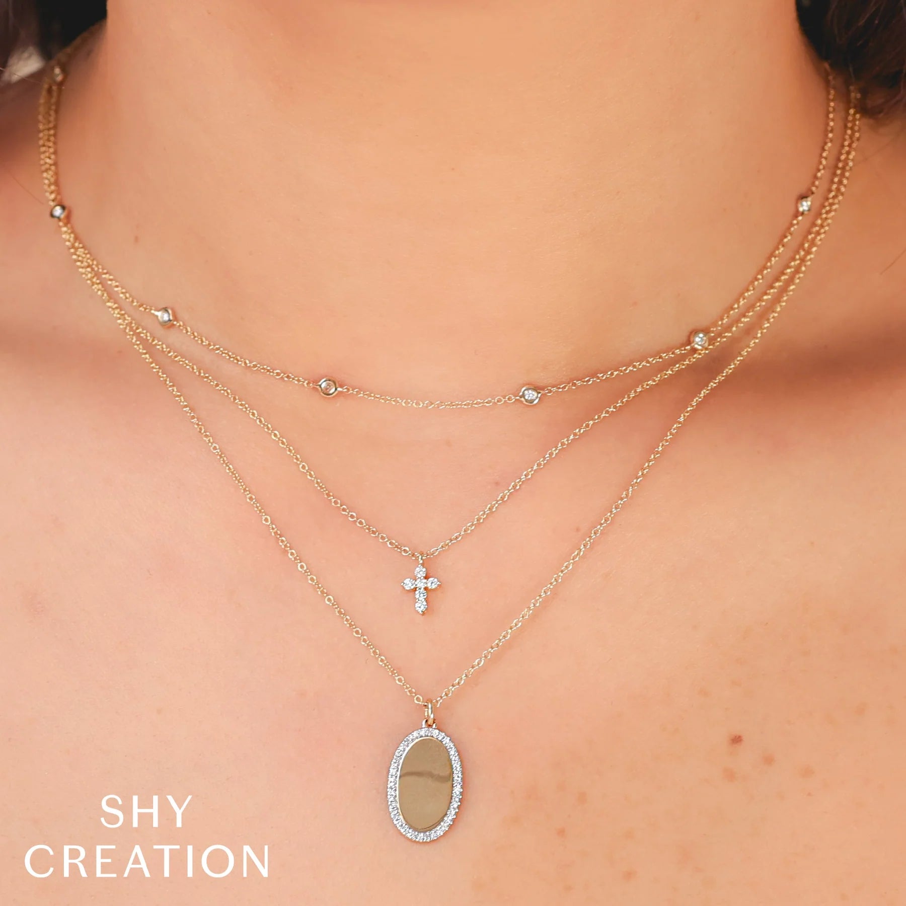 Women wearing white gold diamond pendant necklace